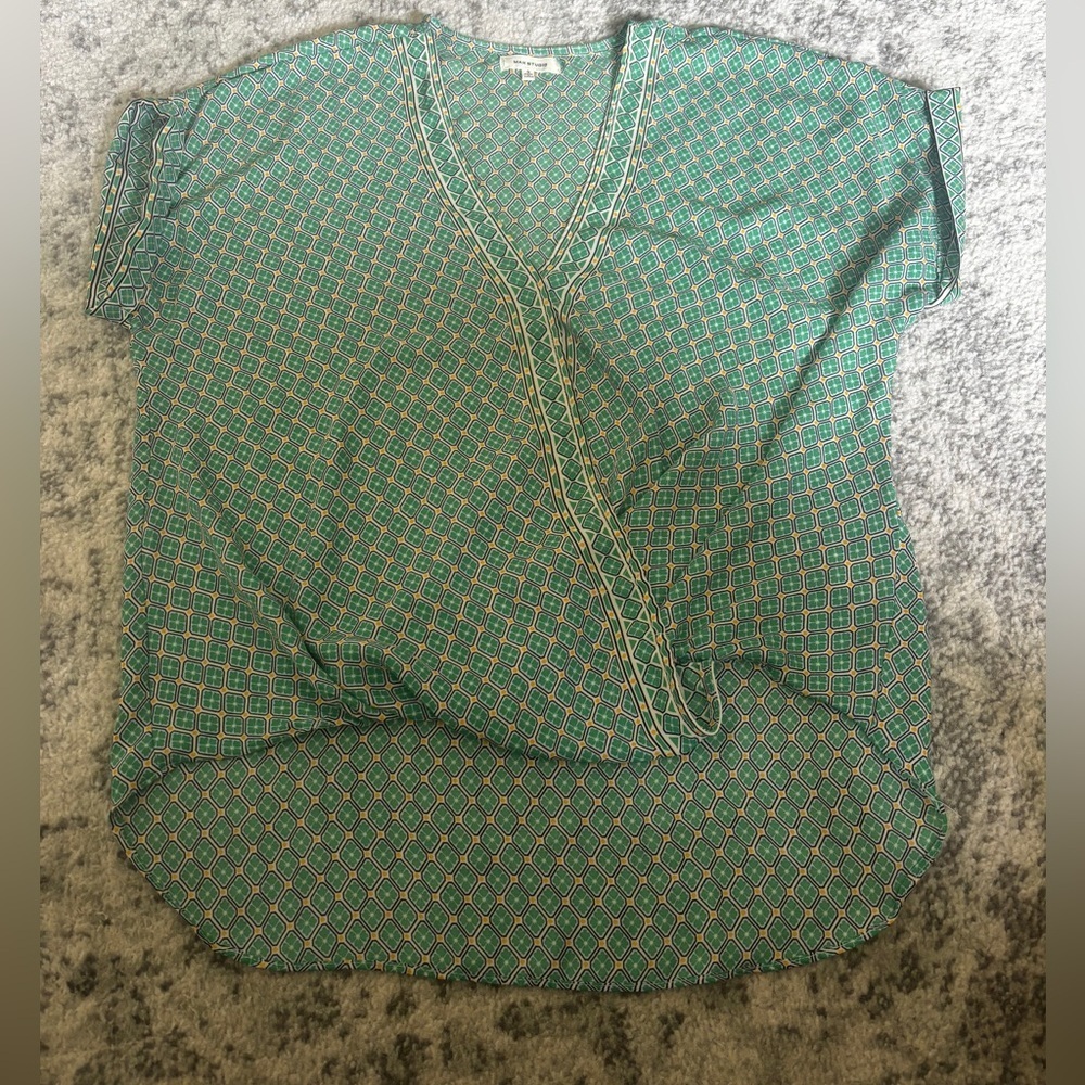 Max Studio Green Geometric Print V Neck Blouse Size: Small